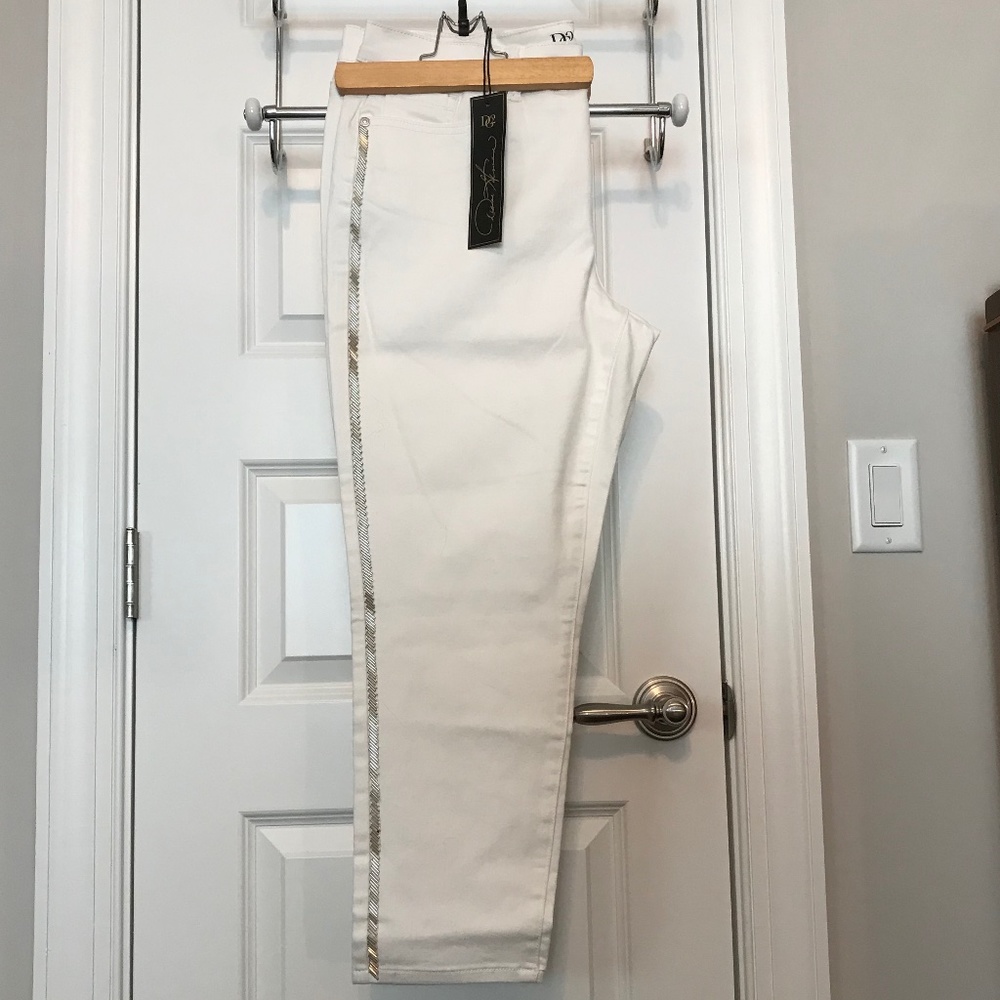 NWT DG2 5-pocket white jeans with beaded tuxedo stripe—virtual stretch (16P)